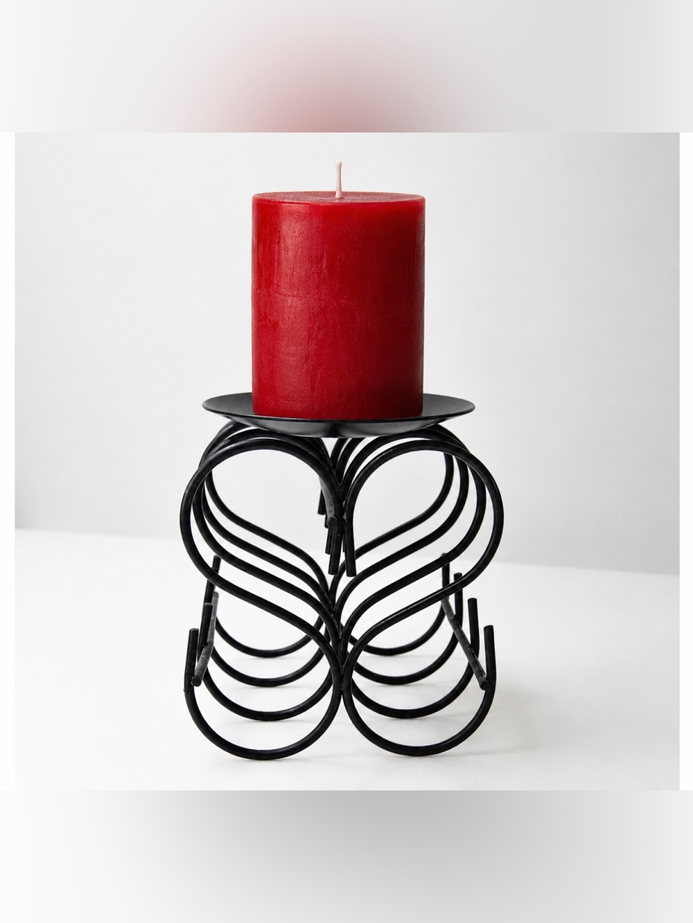 Elegant Scroll Design Pillar Candle Holder Black metal Candleholder